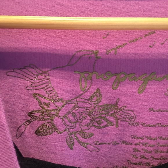 Propaganda long sleeve tee w/ a deep v-neck fuscia - Picture 3 of 13